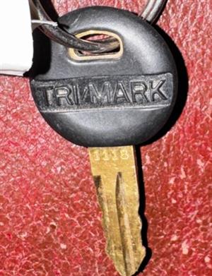 KEY - TRIMARK - TRIMARK (CODES ONLINE - DSD 642 - USE CODEMAX #2 ONLY - RED TIP STOP - LASER CUT - DO NOT USE PLASTIC TOP - DO NOT CUT FROM FRAMON) | DOUBLE-SIDED CUT KEY more images